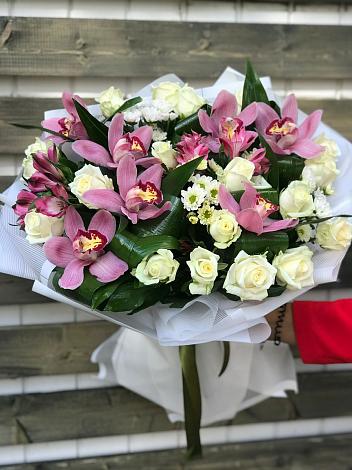 Букет цветов из: Розы и Хризантемы в Новый Снопок