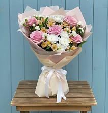 Букет цветов из:  Гвоздики, Орхидеи и Розы в Новый Снопок