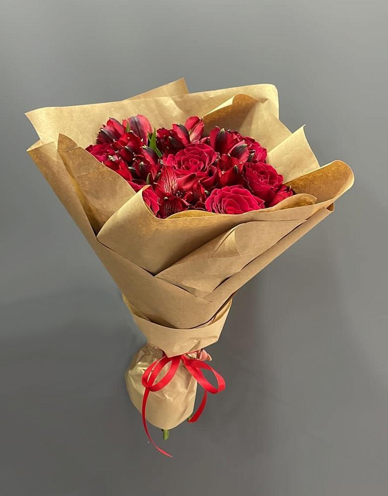 Букет цветов из: Альстромерии и Розы в Новый Снопок