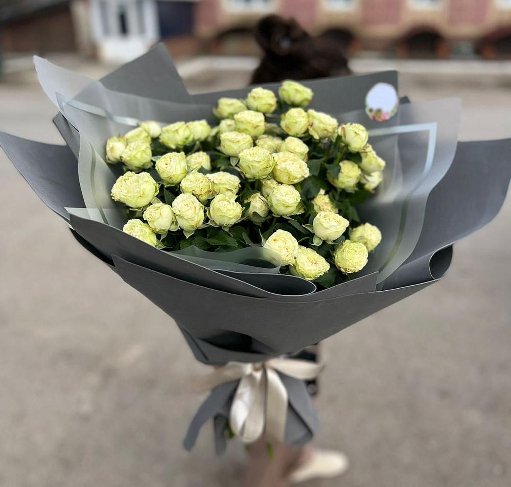 Белые кустовые розы Солинеро в Новый Снопок Букет Белые кустовые розы Солинеро в Новый Снопок