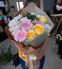 Букет цветов из:  Герберы, Розы и Хризантемы в Новый Снопок