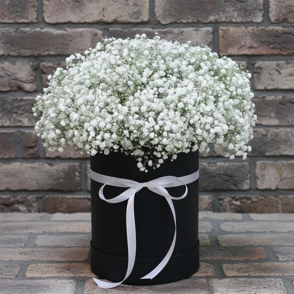 Цветочная композиция из Гипсофила в шляпной коробке в Новый Снопок