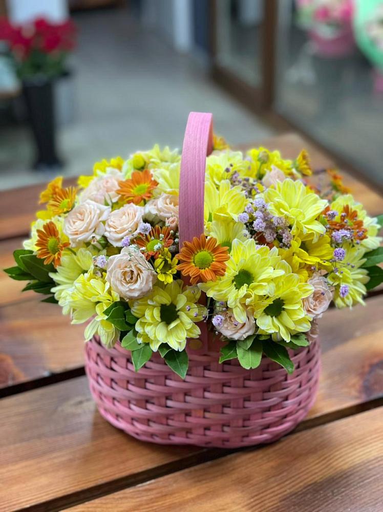 Цветочная композиция из Хризантемы и Розы в корзине в Новый Снопок