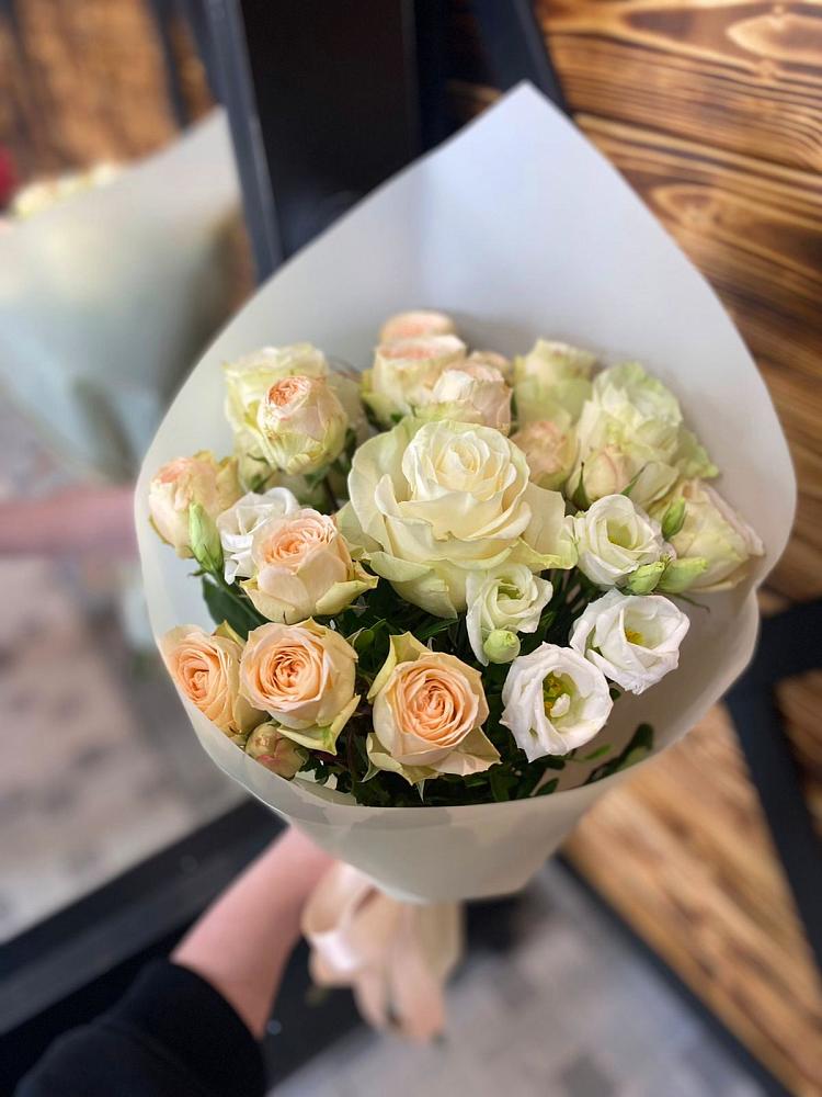 Букет цветов из: Розы и Лизиантусы в Новый Снопок